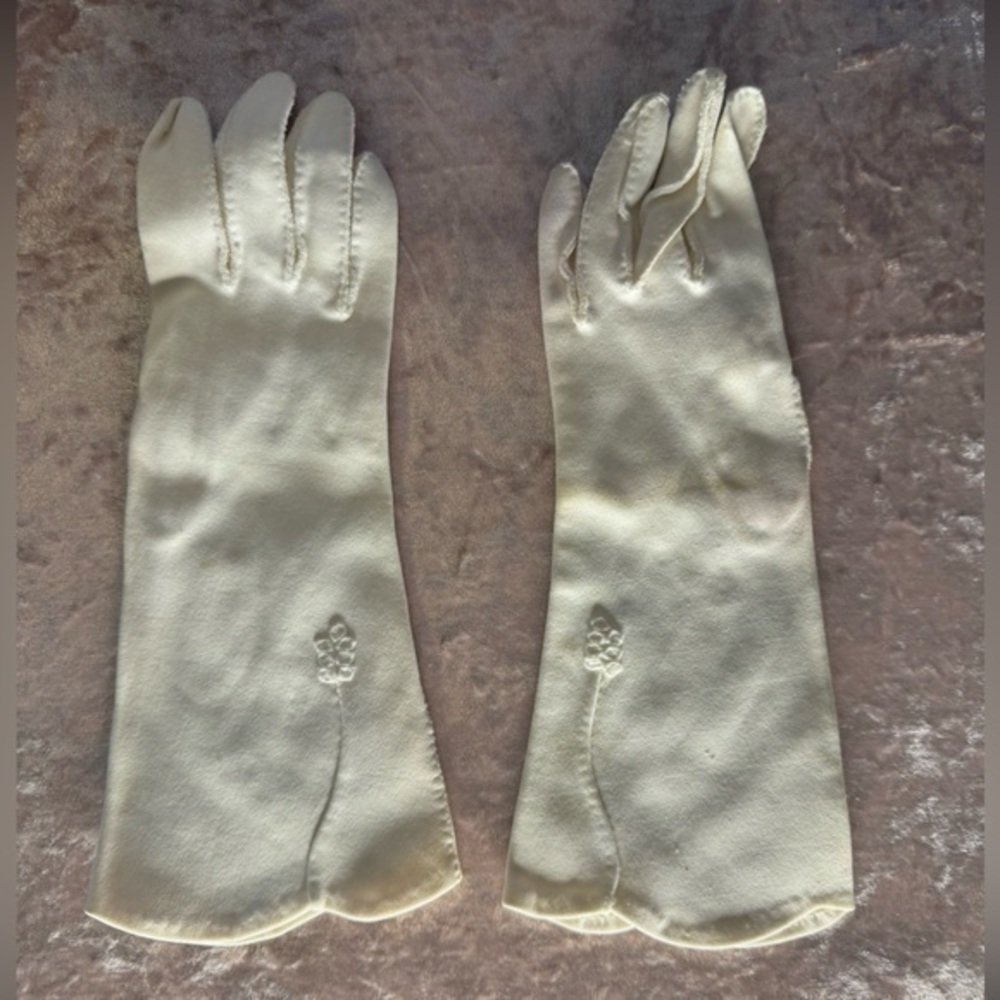 Vintage cream colored women’s gloves.